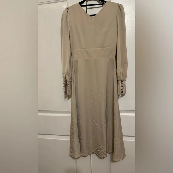 Lichi Designed in Frankfurt am Main Button-embellished midi dress - Picture 5 of 9